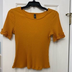 NWT Mustard colored top with lace trim on sleeves Size S